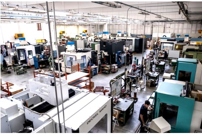 GMG SRL Hitech Officina Meccanica - Panoramica dell'ingresso aziendale e area di attesa visitatori